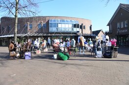 Terras buiten gezet door ondernemers wegens ludieke actie in Huizen