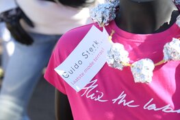 Terras buiten gezet door ondernemers wegens ludieke actie in Huizen