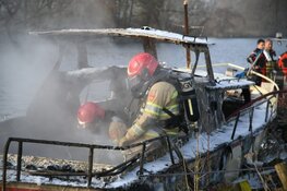 Plezierjacht brandt uit bij de sluis in Nederhorst den Berg