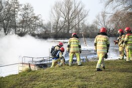 Plezierjacht brandt uit bij de sluis in Nederhorst den Berg