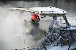 Plezierjacht brandt uit bij de sluis in Nederhorst den Berg