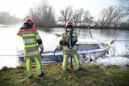 Plezierjacht brandt uit bij de sluis in Nederhorst den Berg