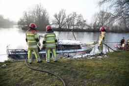 Plezierjacht brandt uit bij de sluis in Nederhorst den Berg