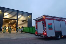 Brandende heftruckaccu bij bedrijf in &#39;s-Graveland