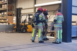 Brandende heftruckaccu bij bedrijf in 's-Graveland