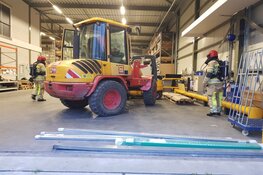 Brandende heftruckaccu bij bedrijf in 's-Graveland