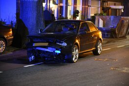 Auto raakt van weg en ramt peperdure Tesla&#39;s in Hilversum