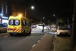 Auto raakt van weg en ramt peperdure Tesla&#39;s in Hilversum