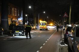 Auto raakt van weg en ramt peperdure Tesla&#39;s in Hilversum