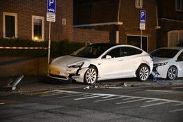 Auto raakt van weg en ramt peperdure Tesla&#39;s in Hilversum