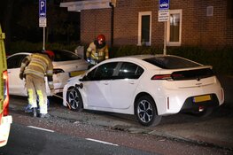 Auto raakt van weg en ramt peperdure Tesla&#39;s in Hilversum