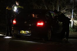 Auto tegen lantaarnpaal: "bestuurder" krijgt boete avondklok