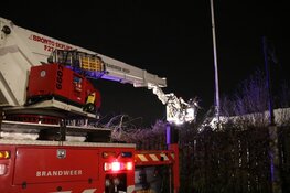 Schoorsteenbrand in chalet Muiden, brandweer met twee tankautospuiten ter plaatse