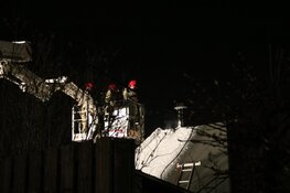 Schoorsteenbrand in chalet Muiden, brandweer met twee tankautospuiten ter plaatse