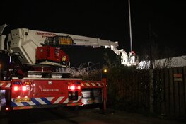 Schoorsteenbrand in chalet Muiden, brandweer met twee tankautospuiten ter plaatse