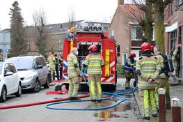 Brandweer blust brand in vloer in Weesp