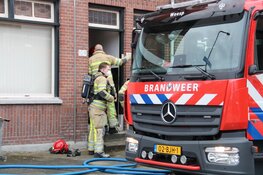Brandweer blust brand in vloer in Weesp