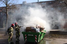 Bouwcontainer in brand in Huizen