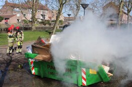 Bouwcontainer in brand in Huizen