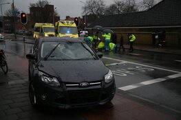 Fietsster ernstig gewond na aanrijding met auto in Hilversum