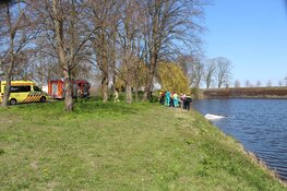 Twee personen raken te water in Naarden nadat bootje omslaat