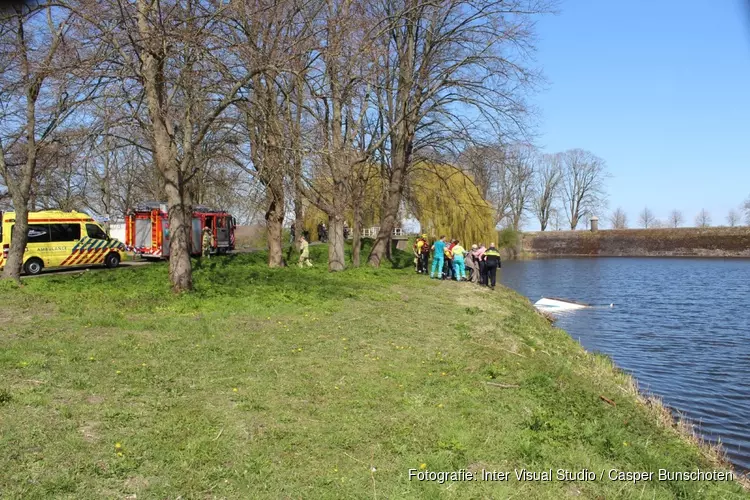 Twee personen raken te water in Naarden nadat bootje omslaat