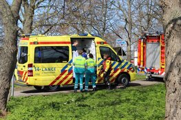 Twee personen raken te water in Naarden nadat bootje omslaat