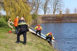 Twee personen raken te water in Naarden nadat bootje omslaat