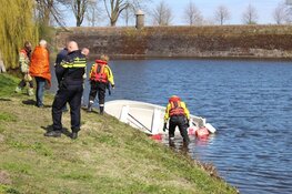 Twee personen raken te water in Naarden nadat bootje omslaat