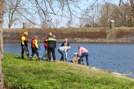Twee personen raken te water in Naarden nadat bootje omslaat