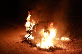 Scooter brandt uit in bosgebied Bussum