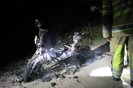 Scooter brandt uit in bosgebied Bussum