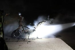 Scooter brandt uit in bosgebied Bussum