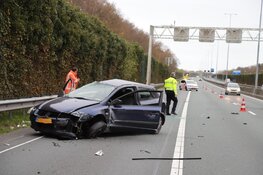 Auto gecrasht op A1 bij Huizen, één aanhouding