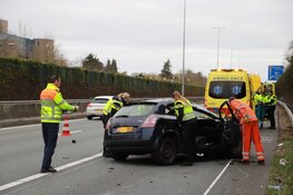 Auto gecrasht op A1 bij Huizen, één aanhouding
