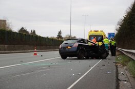 Auto gecrasht op A1 bij Huizen, één aanhouding
