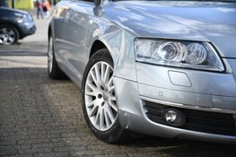 Automobilist rijdt per ongeluk achteruit en komt met voertuig vast in heg te zitten