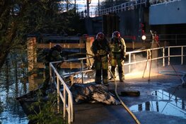 Bootje uitgebrand bij Vechtbrug Weesp