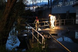 Bootje uitgebrand bij Vechtbrug Weesp