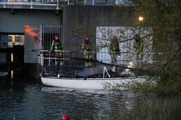 Bootje uitgebrand bij Vechtbrug Weesp