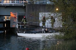 Bootje uitgebrand bij Vechtbrug Weesp