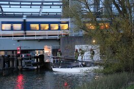 Bootje uitgebrand bij Vechtbrug Weesp