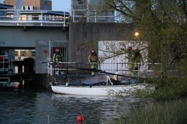 Bootje uitgebrand bij Vechtbrug Weesp