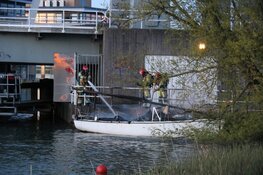 Bootje uitgebrand bij Vechtbrug Weesp