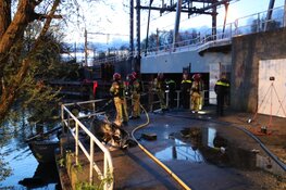 Bootje uitgebrand bij Vechtbrug Weesp
