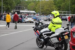 Politie beëindigt car-meeting bij station Bussum-Zuid