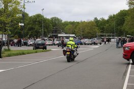 Politie beëindigt car-meeting bij station Bussum-Zuid