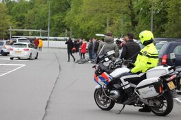 Politie beëindigt car-meeting bij station Bussum-Zuid