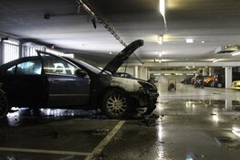Auto in brand in parkeergarage in Huizen