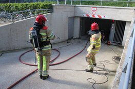 Auto in brand in parkeergarage in Huizen